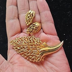 Vintage Coro Gold-tone Leaf Sheath Brooch and Earrings